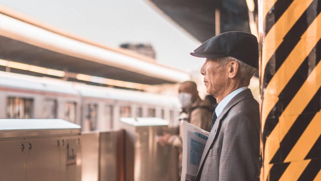 7 Unspoken rules of things NOT to do on the Tokyo subway old man waiting for train