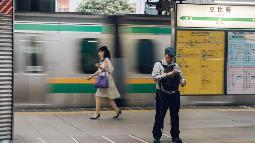 7 Unspoken rules of things NOT to do on the Tokyo train sign