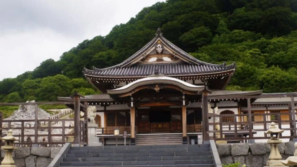 What to do in Aomori Mount Osorezan