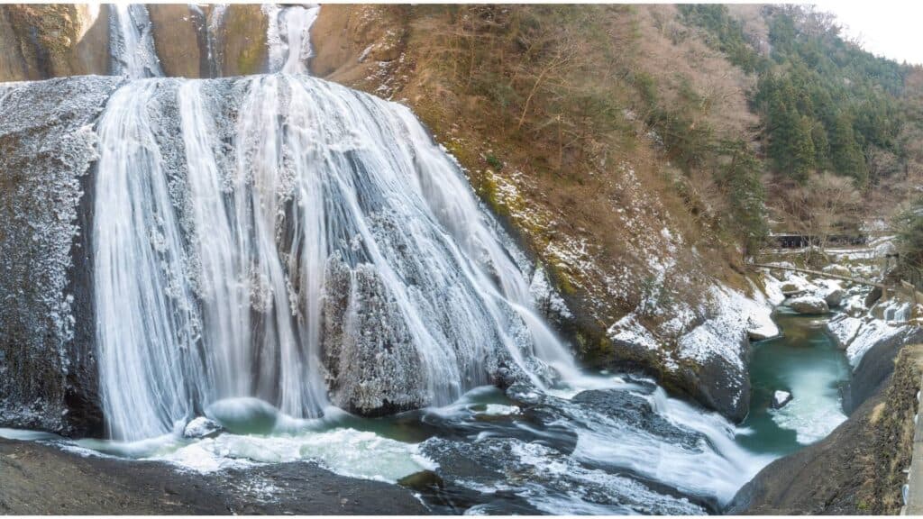 Where to visit in winter in Japan Fukuroda Falls