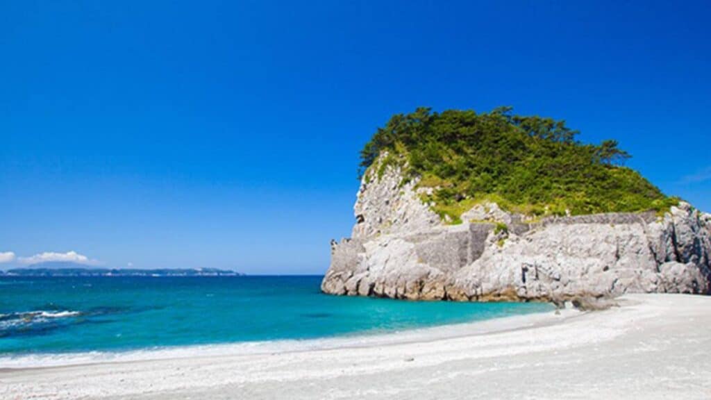 Niijima Travel_ Secret Tokyo Island in Japan Mamashita BeachArt and culture on Niijima