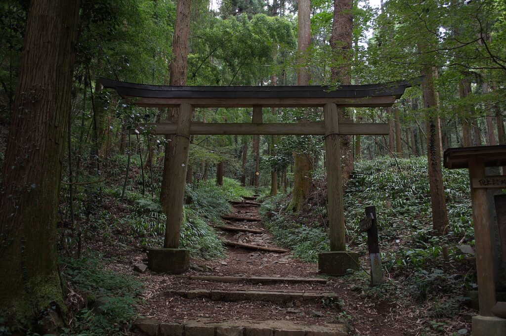 1599px-八王子城跡_鳥居_-_panoramio 珈琲牛乳, CC BY 3.0 , via Wikimedia Commons