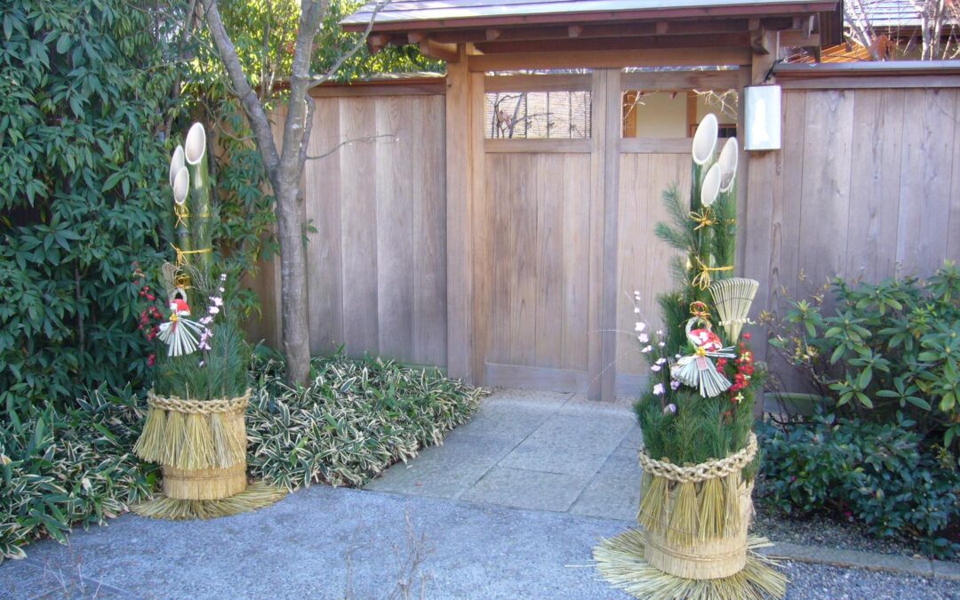This image has an empty alt attribute; its file name is Pair_gate_with_pine_branches_for_the_New_Yearkadomatsukatori-cityjapan.JPG