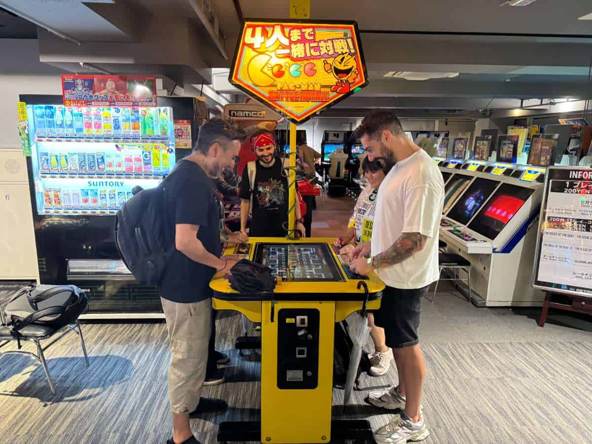 Tokyo-Akihabara-people playing pacman battle royale-landscape-1 Flip tour guests Akihabara