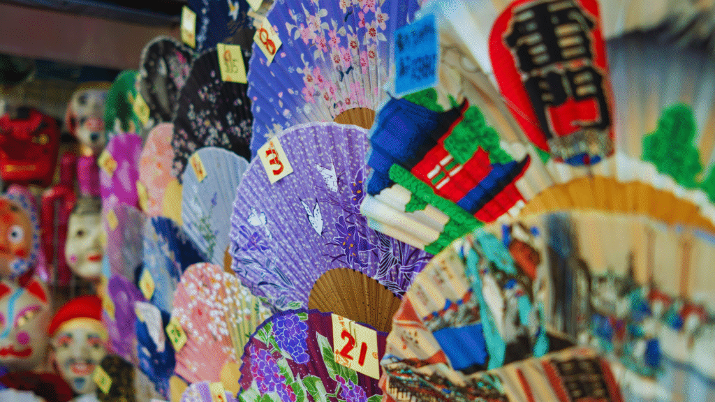 Image of paper fans that you can make in Japan as a cultural experience