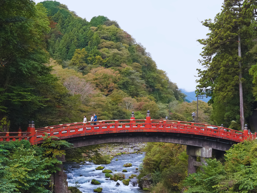 Flip Japan photo of the bright red Shinkyo Bridge in Nikko
