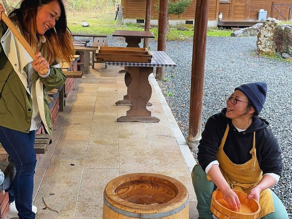 Mochitsuki Mochi Pounding Experience (photo by Flip Japan)