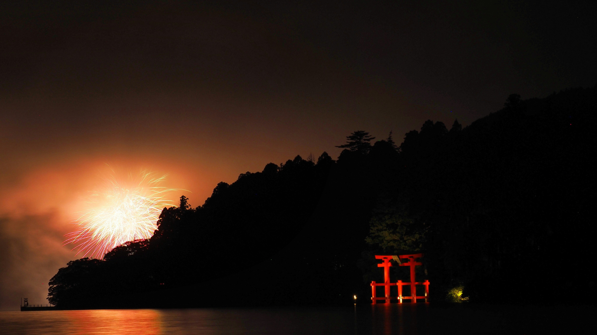 Photo of the Hakone Shrine New Year's fireworks going off over Lake Ashi