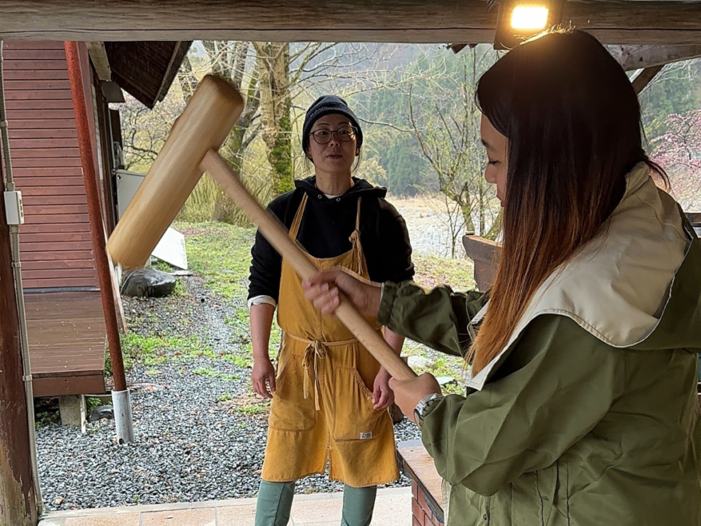 Mochitsuki Mochi Pounding Experience (Photo by Flip Japan)