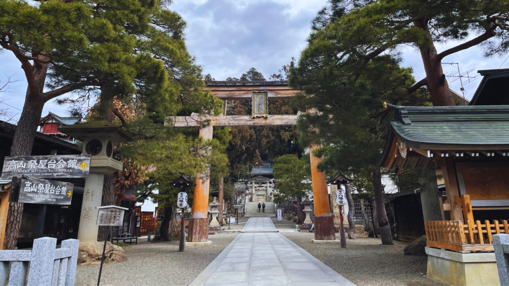 Flip Japan photo of the entrance to Sakurayama Hachimangu Shrine, Takayama
