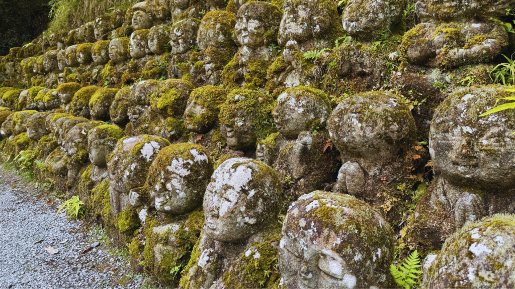 Flip Japan photo of the stone statues in Otagi Nenbutsuji