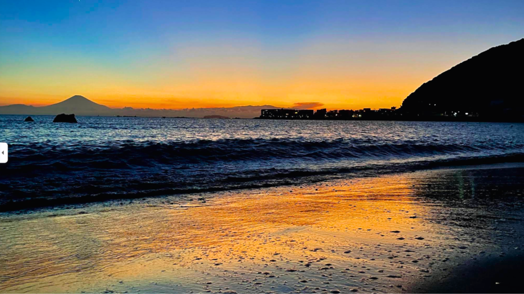 Photo of the view of Isshiki beach at sunset
